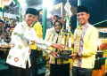 Caption: Wabup Farhan menerima piala juara IV MTQ XXX tingkat Provinsi Kapbar. Foto: Prokopim Pemkab Ketapang.