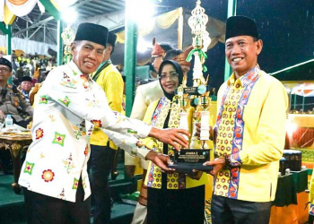 Caption: Wabup Farhan menerima piala juara IV MTQ XXX tingkat Provinsi Kapbar. Foto: Prokopim Pemkab Ketapang.