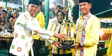 Caption: Wabup Farhan menerima piala juara IV MTQ XXX tingkat Provinsi Kapbar. Foto: Prokopim Pemkab Ketapang.