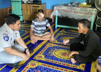 Jasa Raharja Putussibau saat menyerahkan santunan kepada korban kecelakaan di Kecamatan Mentebah