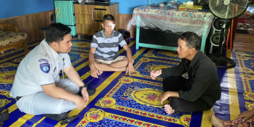 Jasa Raharja Putussibau saat menyerahkan santunan kepada korban kecelakaan di Kecamatan Mentebah