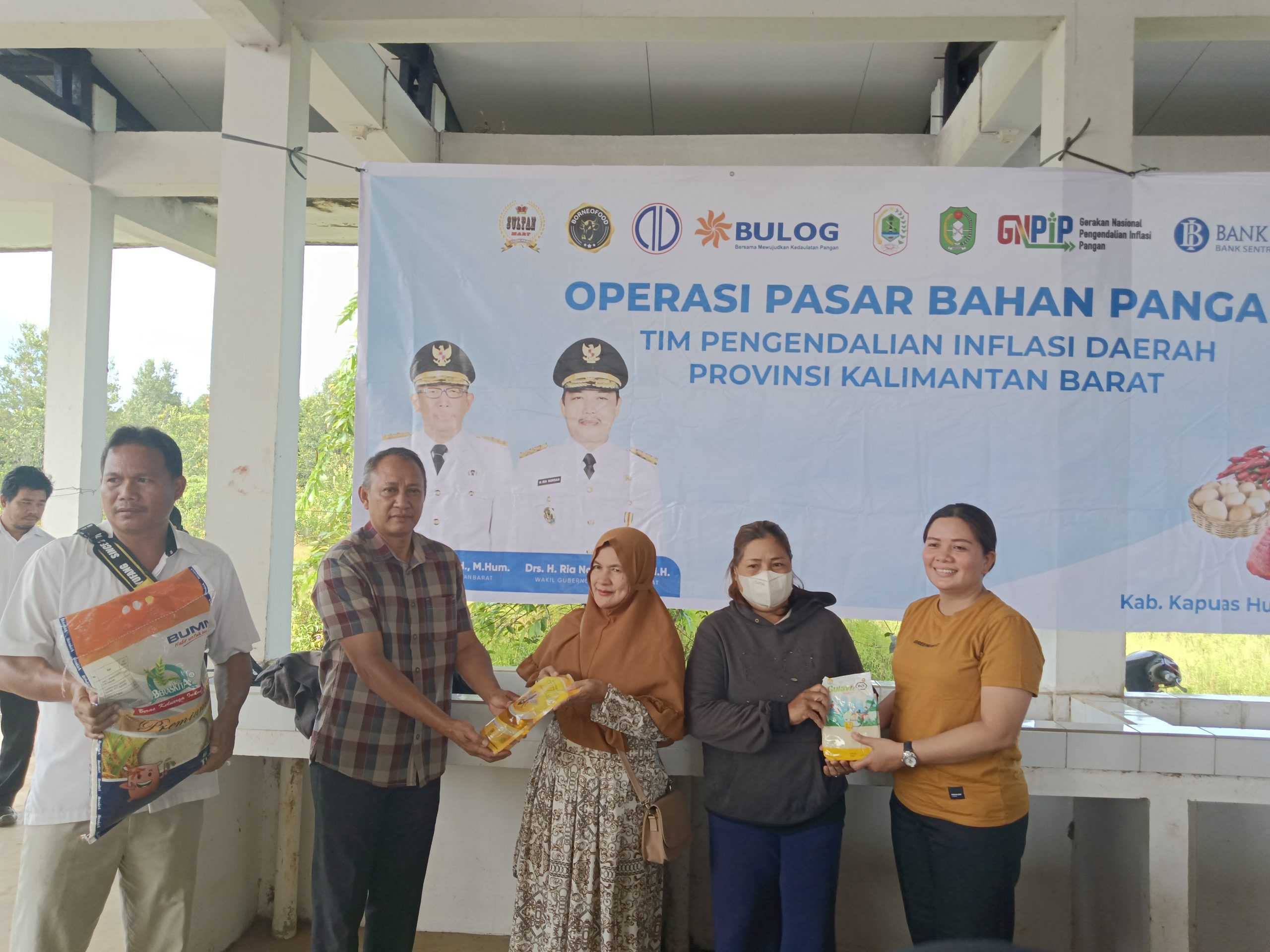 Kegiatan operasi pasar im Pengendali Inflasi Daerah Provinsi Kalimantan Barat melalui Dinas Perindustrian, Perdagangan, Energi dan Sumber Daya Mineral Provinsi Kalimantan Barat