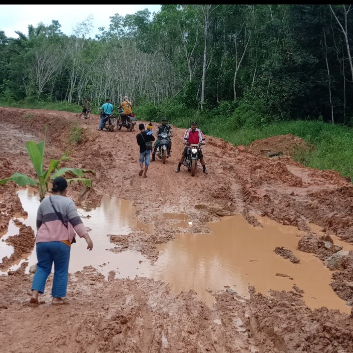 Kondisi jalan Badau-Empanang yang makin hancur