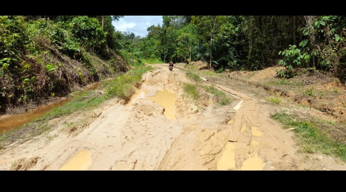 Kondisi jalan Nanga Dangkan-Nanga Luan Kecamatan Silat Hulu masih hancur