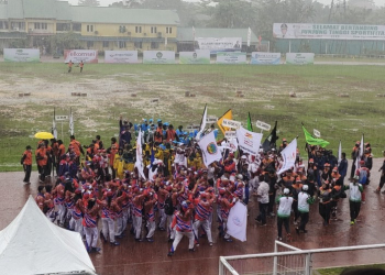 Kontingen Kabupaten Kapuas Hulu saat masih bertahan dalam pembukaan Porprov Kalbar meskipun hujan melanda