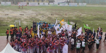 Kontingen Kabupaten Kapuas Hulu saat masih bertahan dalam pembukaan Porprov Kalbar meskipun hujan melanda