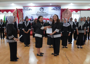 Pelantikan pengurus KPPI Kapuas Hulu oleh Ketua KPPI Kalbar Angelina Fremalco