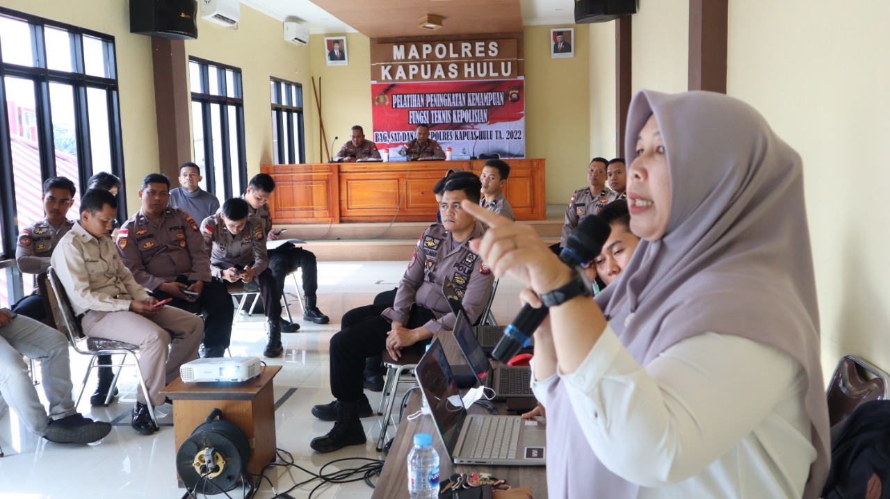 Pemberian materi dari Diskominfo Kapuas Hulu bagi anggota Polri Polres Kapuas Hulu