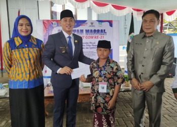 Pemberian santunan kepada anak yang akan dikhitan dari Wakil Bupati Kapuas Hulu Wahyudi Hidayat