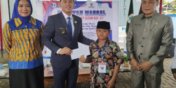 Pemberian santunan kepada anak yang akan dikhitan dari Wakil Bupati Kapuas Hulu Wahyudi Hidayat