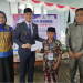 Pemberian santunan kepada anak yang akan dikhitan dari Wakil Bupati Kapuas Hulu Wahyudi Hidayat