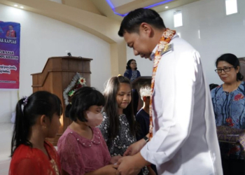 Pemberian santunan kepada anak yatim dilakukan oleh Bupati Kapuas Hulu Fransiskus Diaan