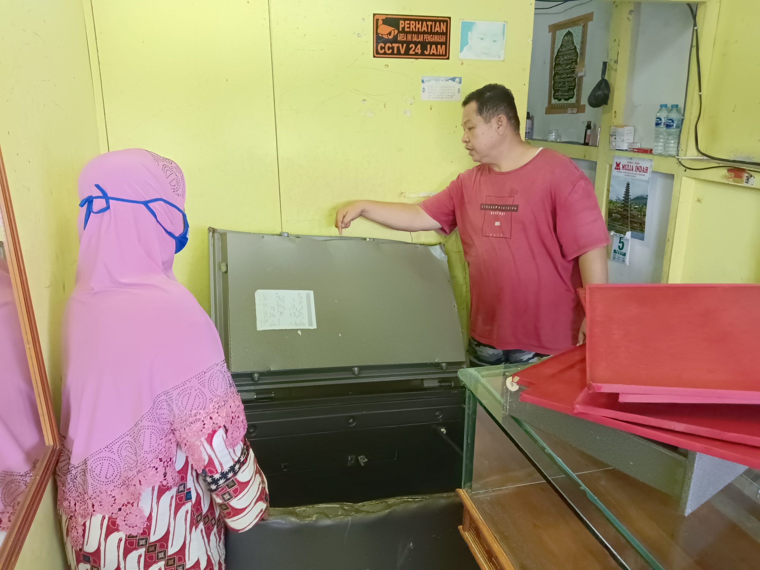 Pemilik Toko Emas Lisa saat menunjukkan brangkas emasnya yang dibongkar