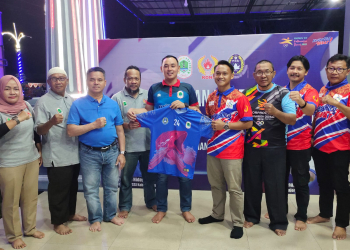 Penyerahan jersey tim sepakbola Kapuas Hulu secara simbolis dilakukan Wakil Bupati Kapuas Hulu Wahyudi Hidayat