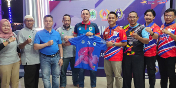 Penyerahan jersey tim sepakbola Kapuas Hulu secara simbolis dilakukan Wakil Bupati Kapuas Hulu Wahyudi Hidayat