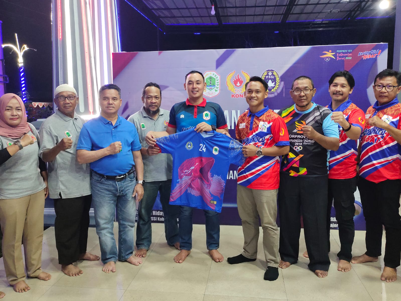 Penyerahan jersey tim sepakbola Kapuas Hulu secara simbolis dilakukan Wakil Bupati Kapuas Hulu Wahyudi Hidayat