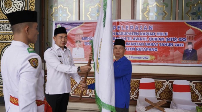 Penyerahan bendera pataka kafilah Kapuas Hulu oleh Bupati Kapuas Hulu Fransiskus Diaan kepada Ketua Kafilah Kapuas Hulu