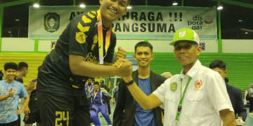 Penyerahan medali emas kepada tim bola tangan Kota Pontianak dari Perwakilan KONI Kalbar