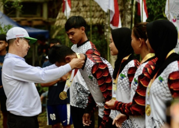 Penyerahan medali kepada atlet Arung Jeram Kapuas Hulu