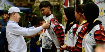 Penyerahan medali kepada atlet Arung Jeram Kapuas Hulu