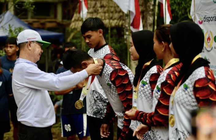 Penyerahan medali kepada atlet Arung Jeram Kapuas Hulu