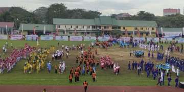 Peserta defile Porprov Kalbar berhamburan meninggalkan lokasi karena hujan
