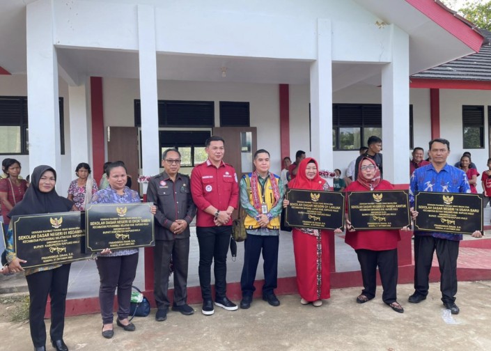 Proses penyerahan SDN Merah Putih di Kapuas Hulu oleh Bupati Kapuas Hulu