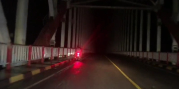 Foto---Kondisi Jembatan Tayan ketika malam hari yang sangat minim penerangan---ist