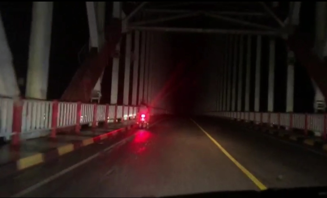 Foto---Kondisi Jembatan Tayan ketika malam hari yang sangat minim penerangan---ist