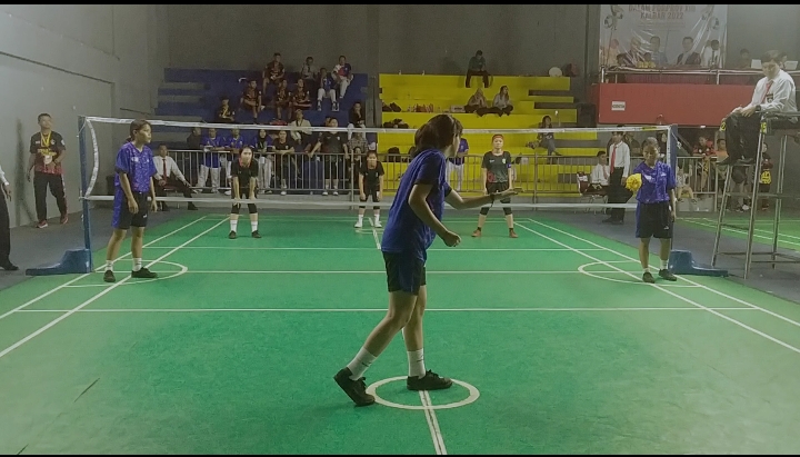 Tim Sepak Takraw Putri Kabupaten Kapuas Hulu saat bertanding