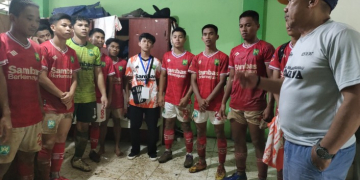 Tim Sepakbola Sambas saat diberikan pengarahan oleh Pelatih usai mengalahkan Kabupaten Kapuas Hulu
