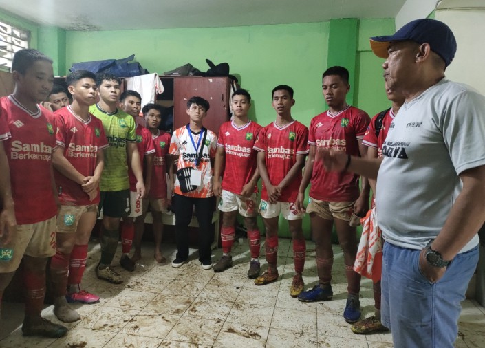 Tim Sepakbola Sambas saat diberikan pengarahan oleh Pelatih usai mengalahkan Kabupaten Kapuas Hulu