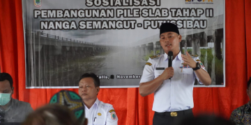 Wakil Bupati Kapuas Hulu Wahyudi Hidayat saat melakukan sosialisasi pembebasan lahan untuk pembangunan Pile Slab tahap dua di Kecamatan Kalis