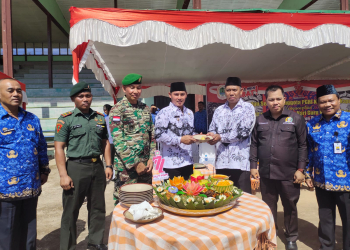 Wakil Bupati Kapuas Hulu memberikan tumpeng di acara HUT Guru ke 77
