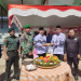 Wakil Bupati Kapuas Hulu memberikan tumpeng di acara HUT Guru ke 77