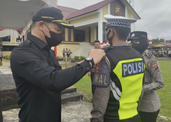 Bupati Kapuas Hulu Fransiskus Diaan melakukan pemasangan pita sebagai tanda dimulainya operasi lilin 2022