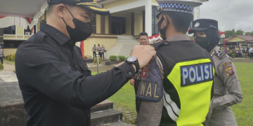 Bupati Kapuas Hulu Fransiskus Diaan melakukan pemasangan pita sebagai tanda dimulainya operasi lilin 2022