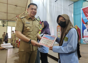 Bupati Kapuas Hulu Fransiskus Diaan saat menyerahkan bantuan beasiswa