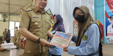 Bupati Kapuas Hulu Fransiskus Diaan saat menyerahkan bantuan beasiswa