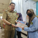 Bupati Kapuas Hulu Fransiskus Diaan saat menyerahkan bantuan beasiswa
