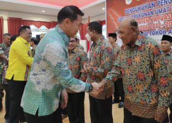 Bupati Kapuas Hulu memberikan ucapan selamat kepada pengurus FKUB Kapuas Hulu yang baru dikukuhkan