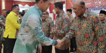 Bupati Kapuas Hulu memberikan ucapan selamat kepada pengurus FKUB Kapuas Hulu yang baru dikukuhkan