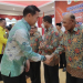 Bupati Kapuas Hulu memberikan ucapan selamat kepada pengurus FKUB Kapuas Hulu yang baru dikukuhkan