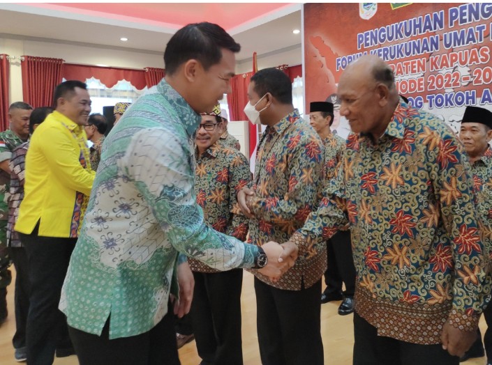 Bupati Kapuas Hulu memberikan ucapan selamat kepada pengurus FKUB Kapuas Hulu yang baru dikukuhkan