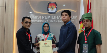 Erlinawati Anggota DPD RI saat menyerahkan berkas dukungan ke KPU Kalbar untuk maju ke DPD RI 2024