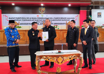 Foto---Bupati Paolus Hadi menerima Raperda APBD 2023 yang telah disahkan bersama DPRD Sanggau, Selasa (29/11/2022)--ist