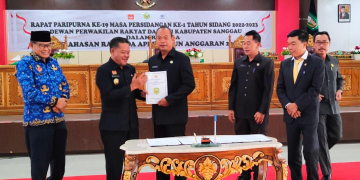 Foto---Bupati Paolus Hadi menerima Raperda APBD 2023 yang telah disahkan bersama DPRD Sanggau, Selasa (29/11/2022)--ist