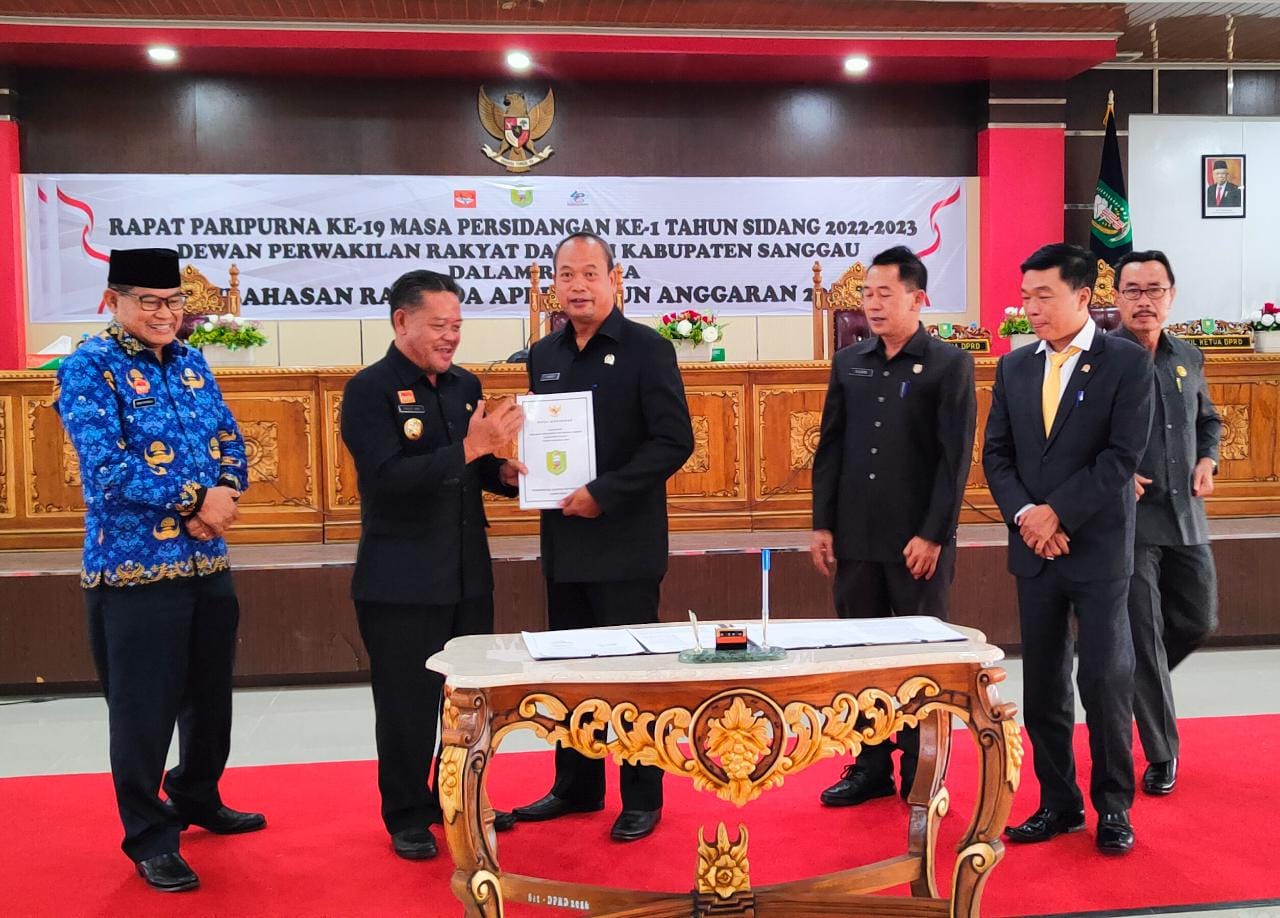 Foto---Bupati Paolus Hadi menerima Raperda APBD 2023 yang telah disahkan bersama DPRD Sanggau, Selasa (29/11/2022)--ist