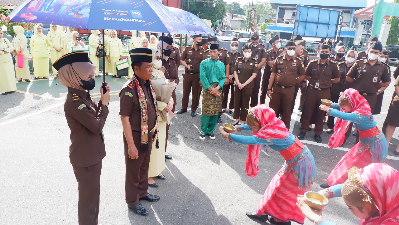 Foto---Kepala Kejaksaan Tinggi (Kajati) Kalbar, Mashudi beserta ister, Ratu Mashudi tiba di Kejaksaan Negeri Sanggau, Rabu (07/12/2022)---ist