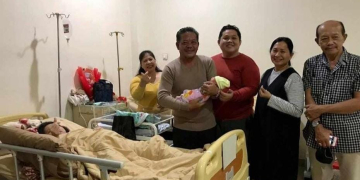 Foto--- Bupati Sanggau Paolus Hadi terlihat menggendong cucu pertamanya didampingi seluruh keluarga besar, Minggu (11/12/2022)---Ist